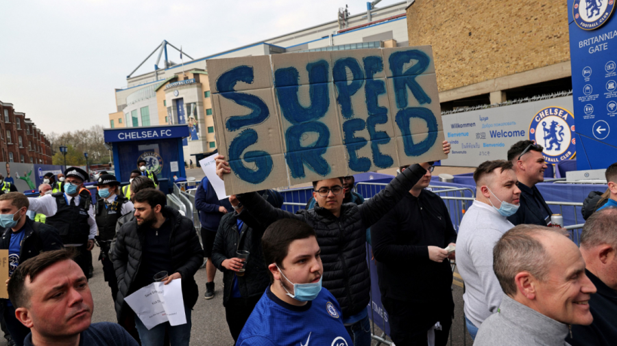 Supporters+of+Chelsea+FC+protest+the+Super+League+outside+of+Stamford+Bridge.
