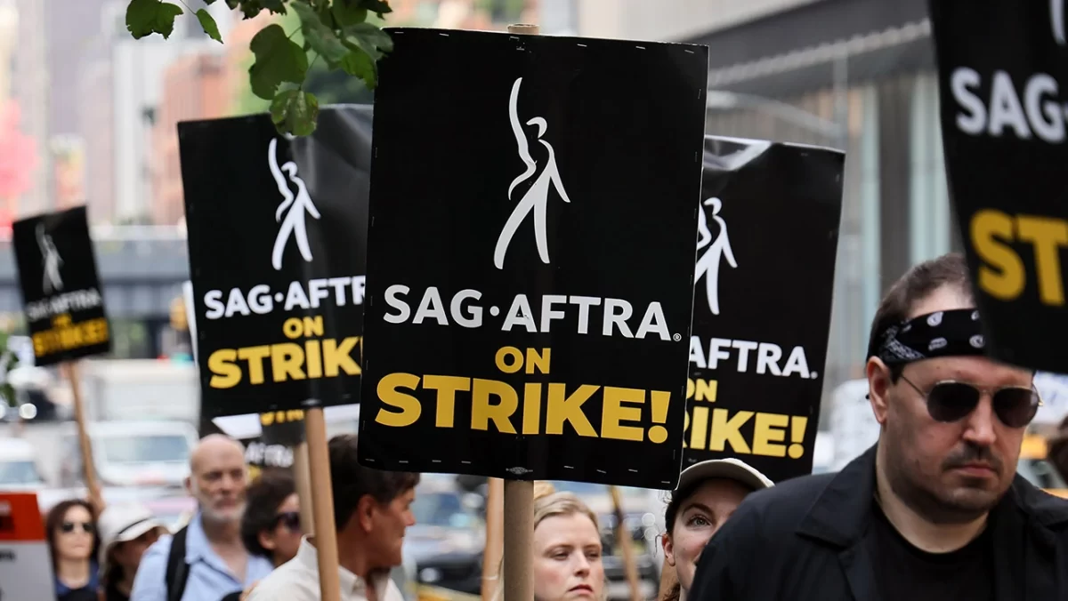 Going+On+Strike%3A+The+Writers+and+Actors+Strikes